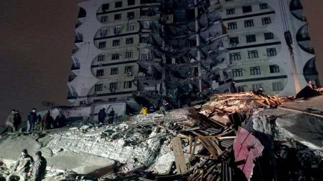 macerie e soccorritori dopo il terremoto in Turchia e Siria